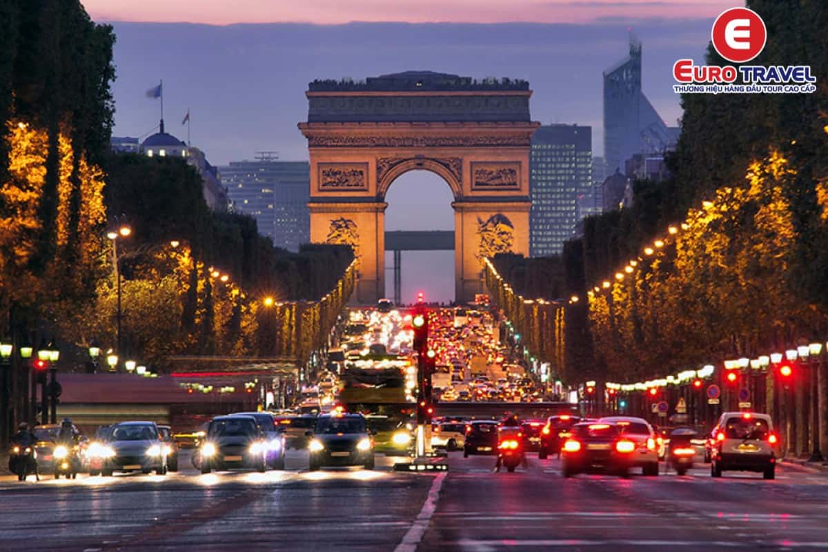 Khung cảnh Paris từ đỉnh Khải Hoàn Môn 