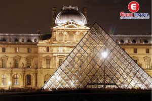 Bảo tàng Louvre nổi tiếng cạnh bờ sông Seine