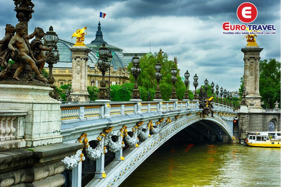 Cầu Pont Alexandre III bắc qua sông Seine Pháp