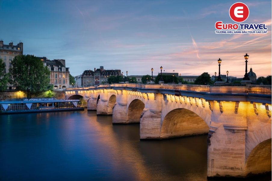 Cầu Pont - Neuf là cây cầu cổ xưa nhất Paris
