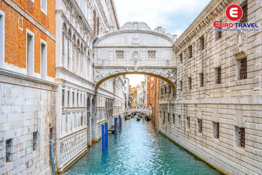 Cầu than thở - Địa điểm check-in nổi bật tại Venice