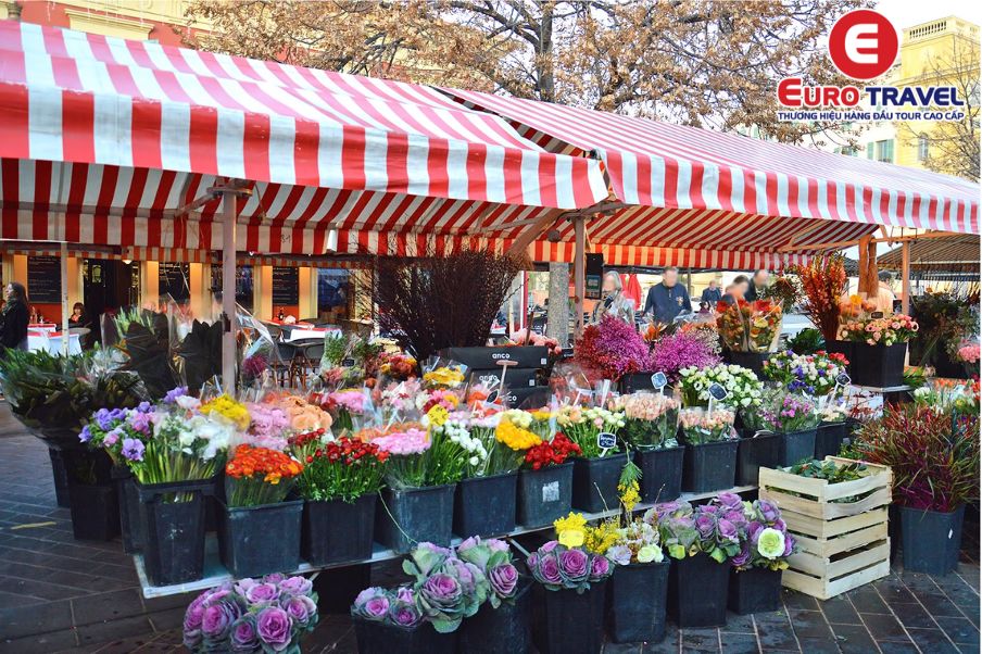 Cours Saleya là khu chợ hoa nổi tiếng của thành phố Nice