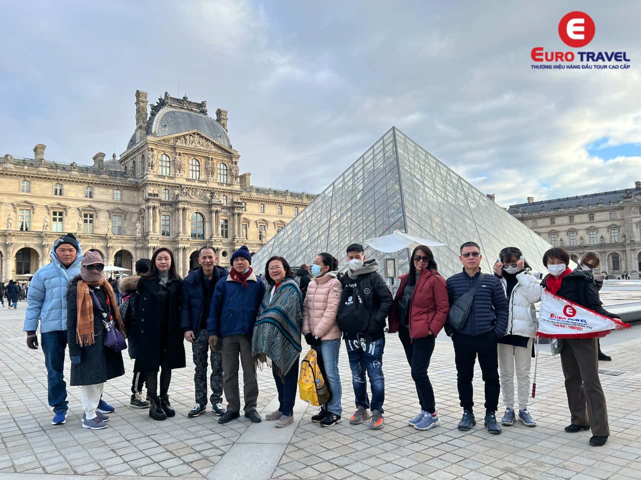 du khách trải nghiệm tour của EuroTravel tham quan bảo tàng Louvre