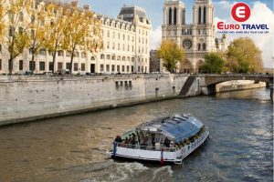 Du ngoạn trên sông Seine bằng du thuyền