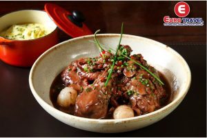 Gà sốt vang là món ăn cầu kỳ của thành phố Nice