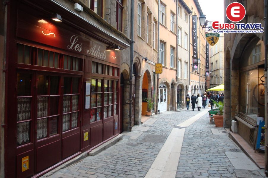 Khu phố cổ phong cách kiến trúc cổ điển tại Lyon Pháp