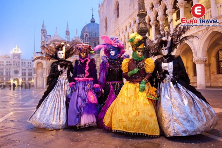 Trang phục lộng lẫy của lễ hội Carnival của Venice tại Ý 