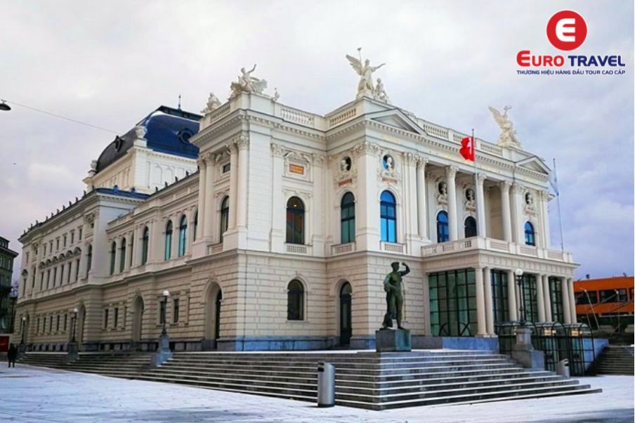 Opernhaus Zurich - Viên ngọc quý tọa lạc giữa trung tâm Praha