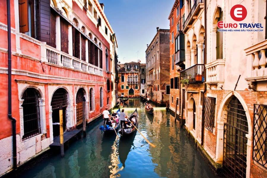 Tàu thuyền là phương tiện di chuyển chính tại thành phố Venice