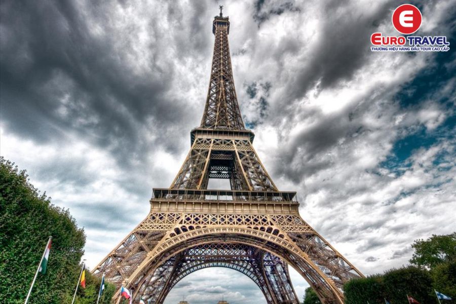 Tháp Eiffel - Công trình kiến trúc nổi tiếng nhất nước Pháp