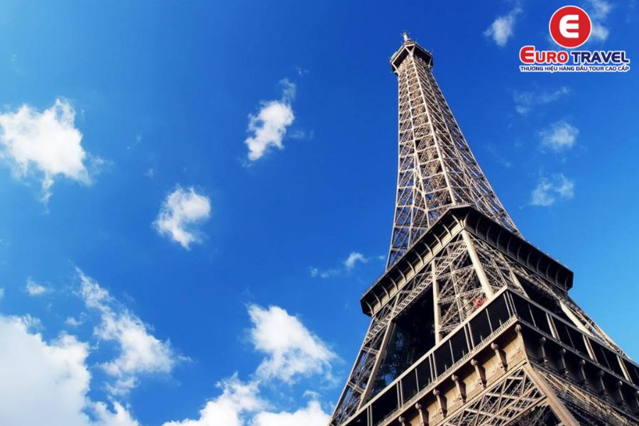 Tháp Eiffel được làm hoàn toàn bằng chất liệu thép