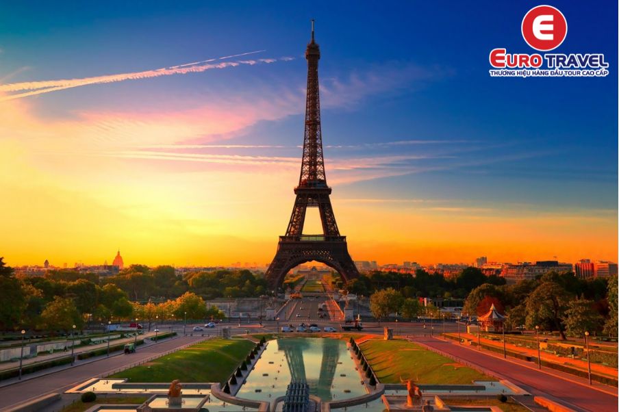 Tháp Eiffel nguy nga tráng lệ cạnh sông Seine