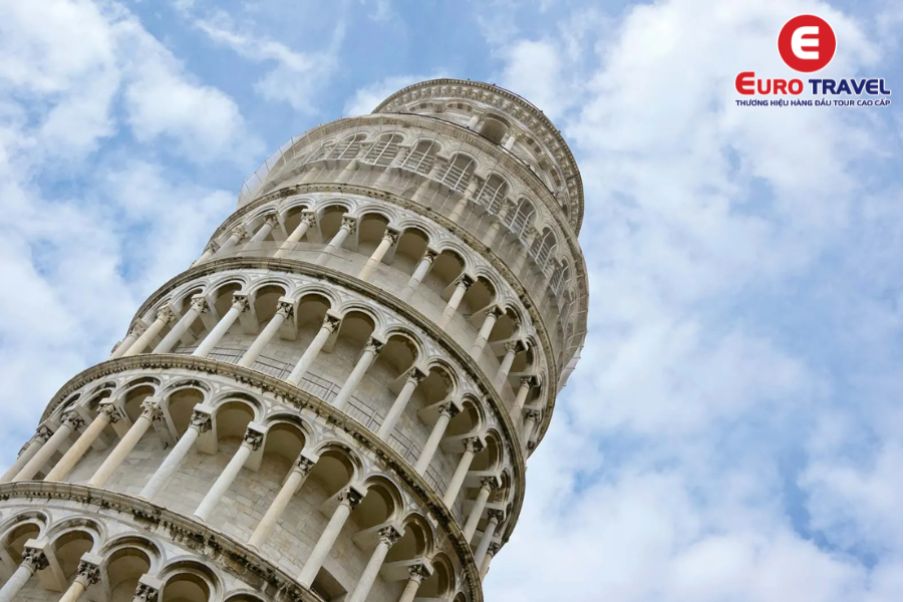Tháp nghiêng Pisa có tổng cộng 294 bậc thang hình xoắn ốc