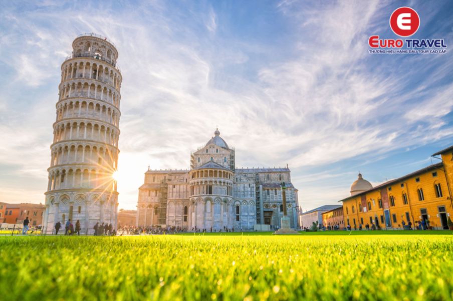 Tháp nghiêng Pisa nằm trong cụm công trình kiến trúc tôn giáo