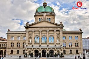 Tòa nhà Nghị viện Thụy Sĩ tọa lạc ở thung lũng sông Aare