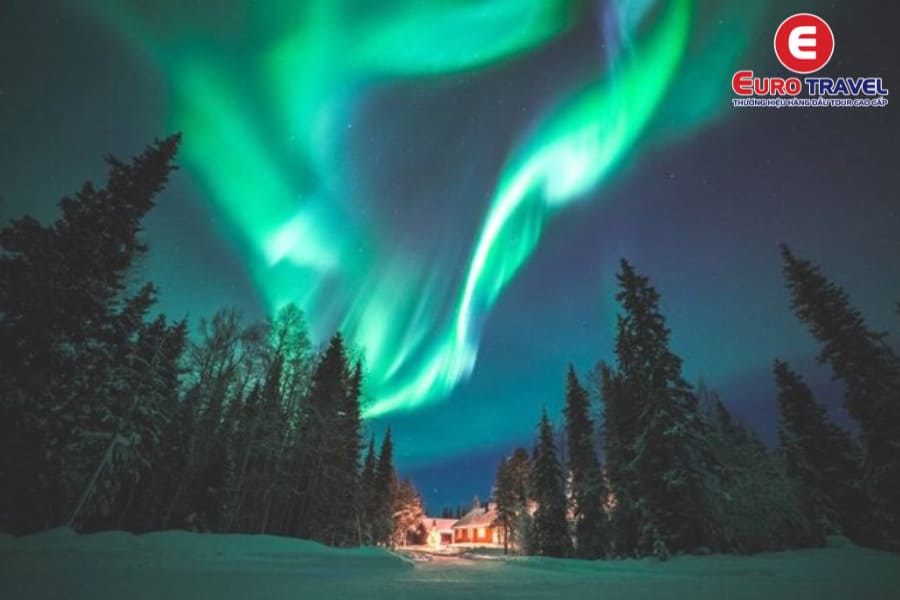 Khung cảnh cực quang rực rỡ trên bầu trời Lapland