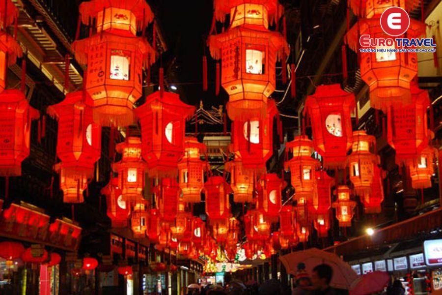Khung cảnh rực rỡ tại lễ hội đèn lồng Trung Hoa