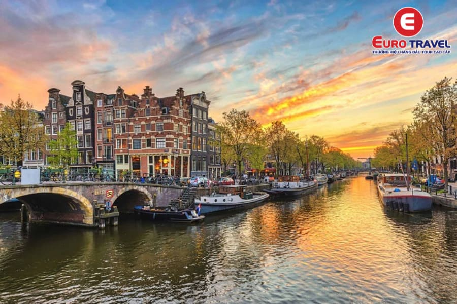 Khung cảnh xinh đẹp của kênh đào Amsterdam