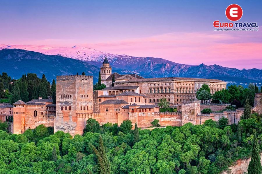 Lâu đài Alhambra - Viên ngọc của thành phố Granada