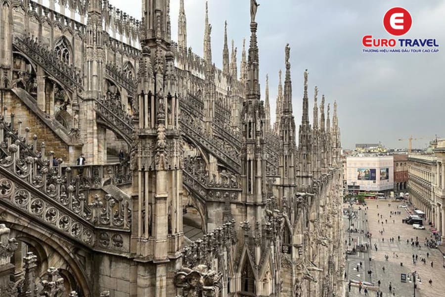 Tầm nhìn từ mái nhà thờ Duomo di Milano