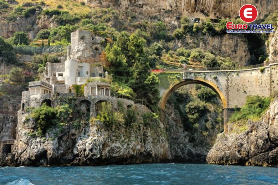 Thị trấn Furore xinh đẹp trên bờ biển Amalfi