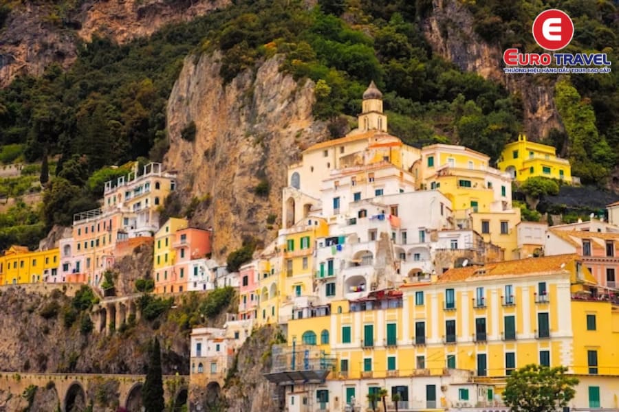 Thị trấn xinh đẹp Ravello trên đỉnh đồi của dài bờ biển Amalfi