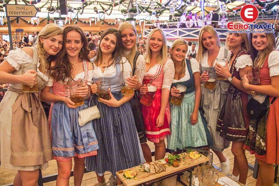 Trang phục truyền thống đặc trưng của lễ hội bia Oktoberfest