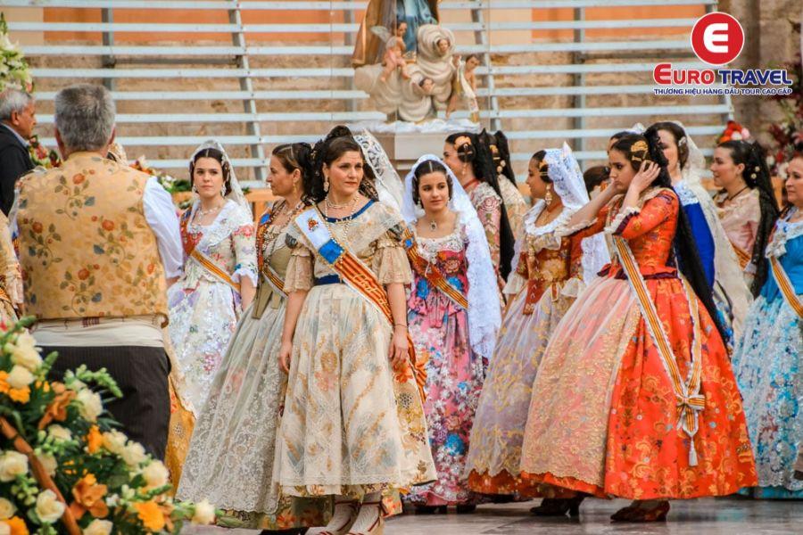 Trang phục truyền thống trong lễ hội Las Fallas