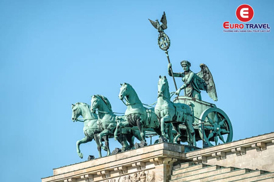 Tượng nữ thần chiến thắng ngự trị trên cổng Brandenburger