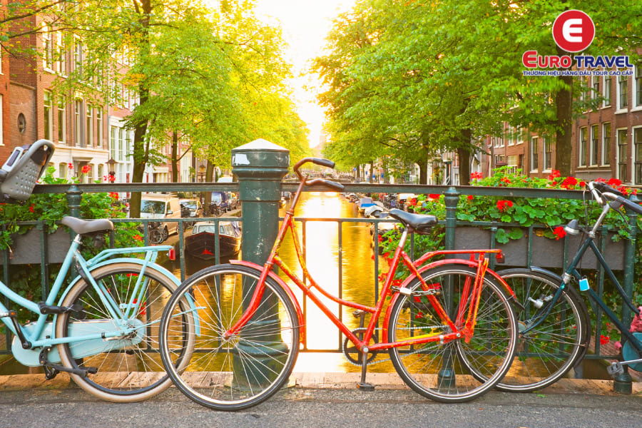 Xe đạp là phương tiện di chuyển chủ yếu tại Amsterdam