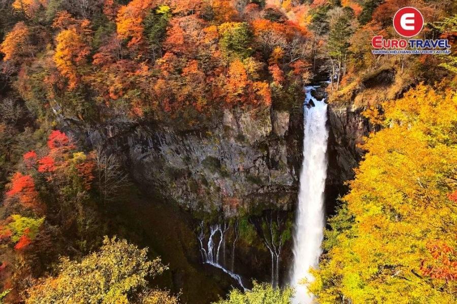 Cảnh mùa thu rực rỡ tại thác Kegon Nhật Bản