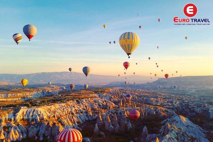 Cảnh sắc hùng vĩ của Cappadocia khi bay trên khinh khí cầu