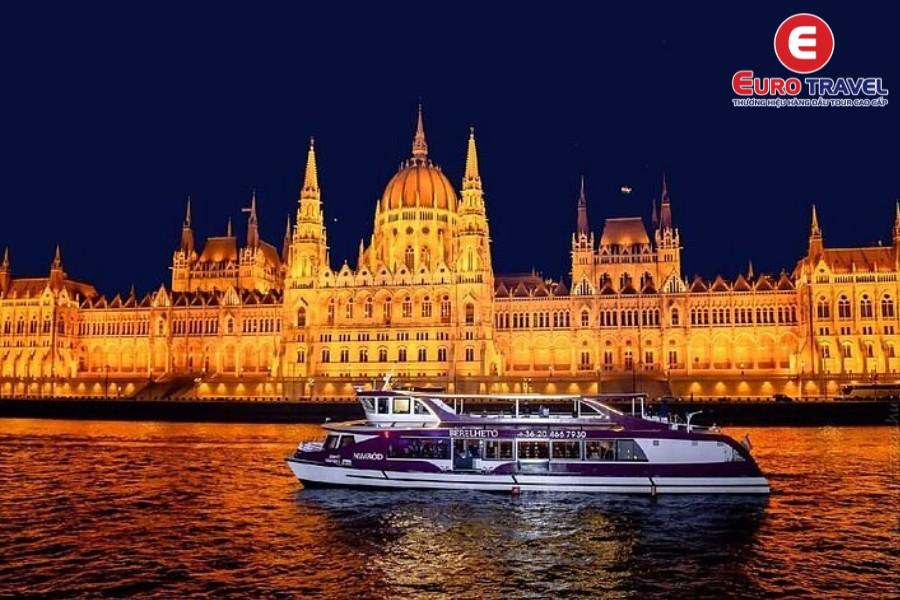 Khung cảnh dòng sông Danube lung linh về đêm