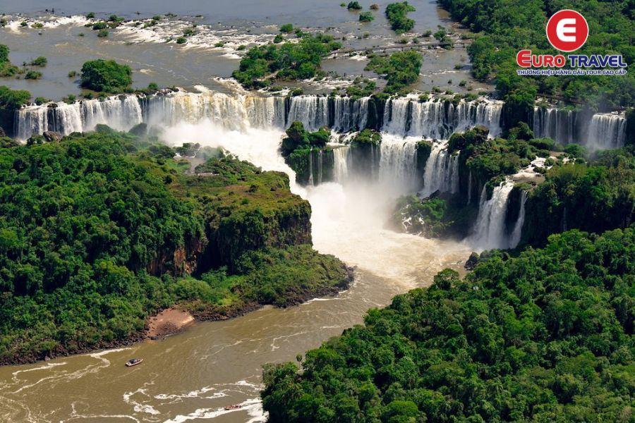 Thác Iguazu được bao quanh bởi hệ thống rừng nhiệt đới