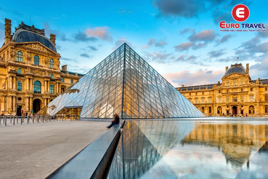 Kim tự tháp kính Louvre - Kiệt tác kiến trúc độc đáo