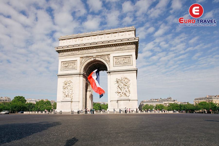Quốc kỳ Pháp tung bay tại Khải Hoàn Môn