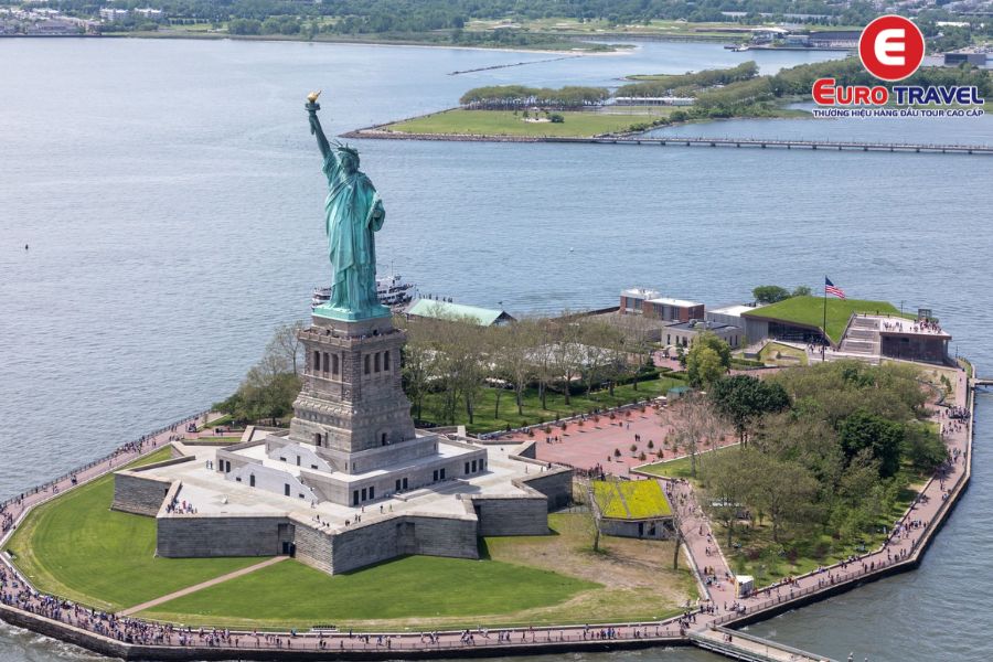 Tượng Nữ thần Tự do đứng oai nghiêm trên đảo Liberty