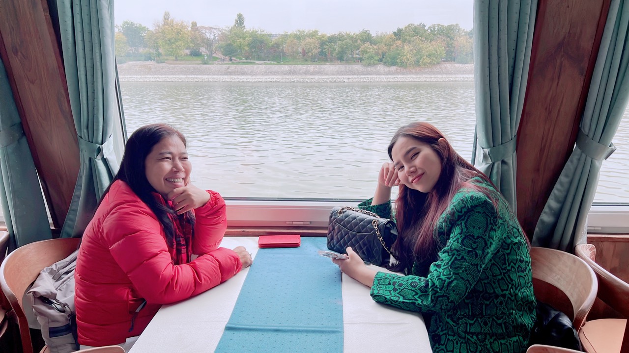 Đoàn khách Euro Travel trải nghiệm tour du thuyền ngắm hoàng hôn tuyệt đẹp trên sông Danube