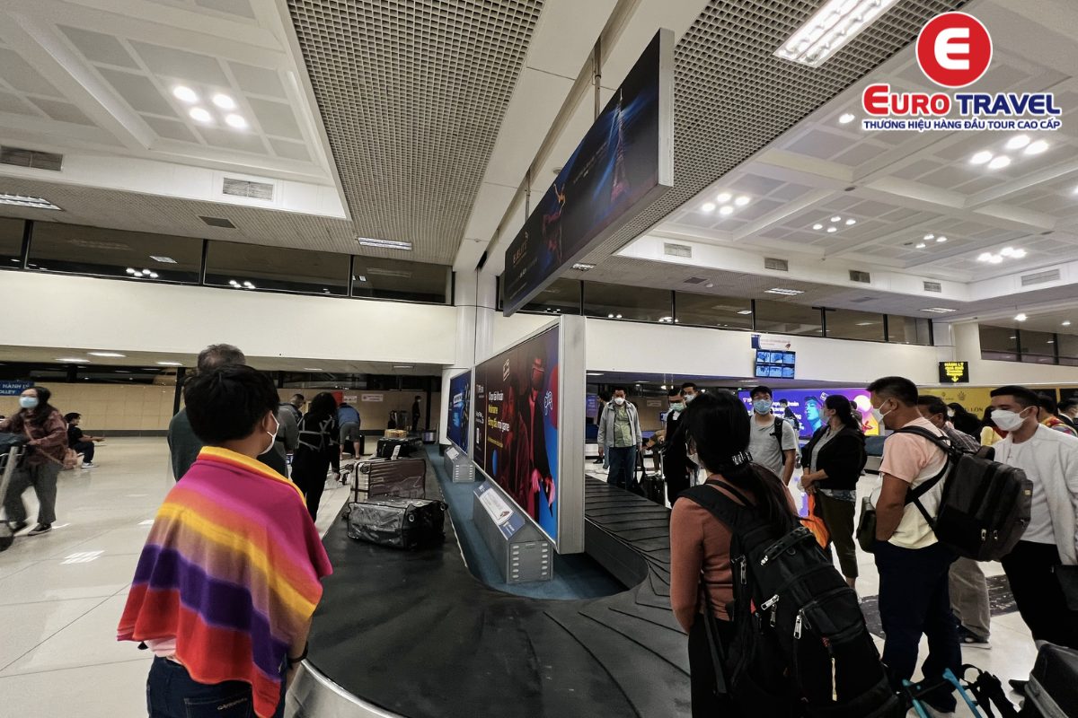 Hành khách chờ lấy hành lý ký gửi tại sân bay