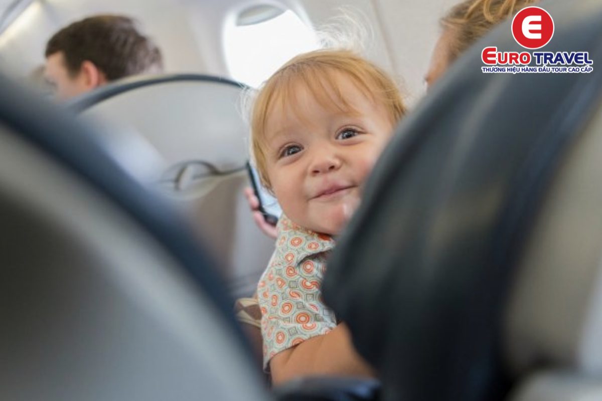 Những quyền lợi khi đi máy bay cùng bé 