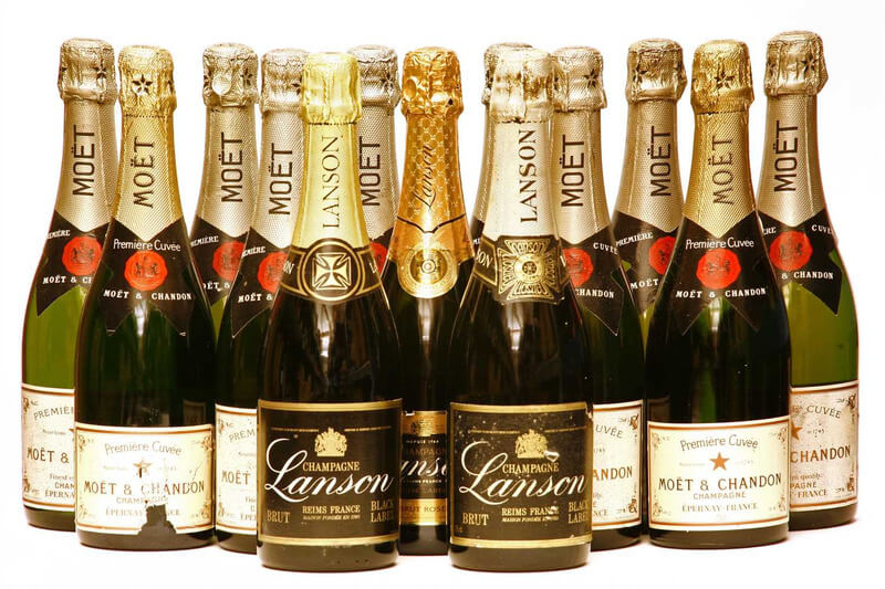 Champagne Non-Vintage là loại rượu vang sủi được sản xuất từ sự pha trộn nho của nhiều vụ thu hoạch