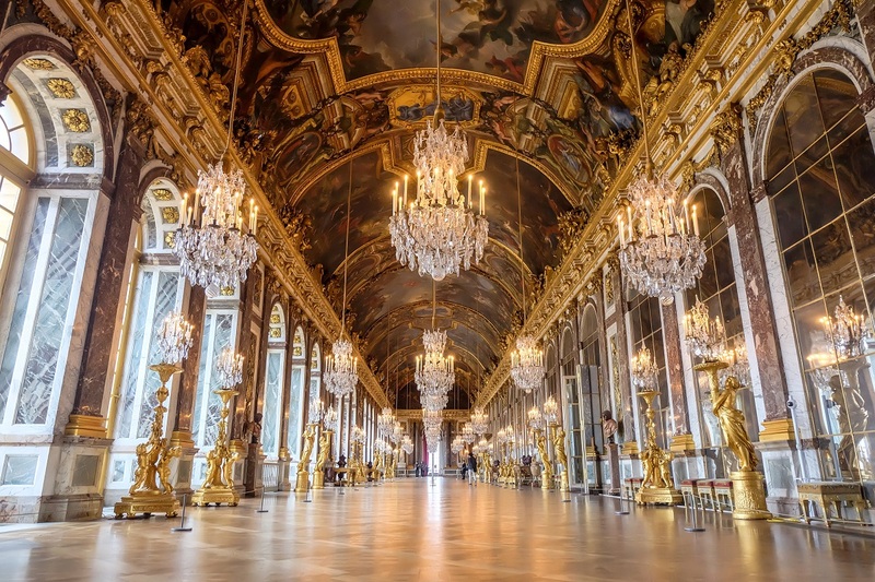 Bên trong cung điện Versailles xa hoa lộng lẫy. 