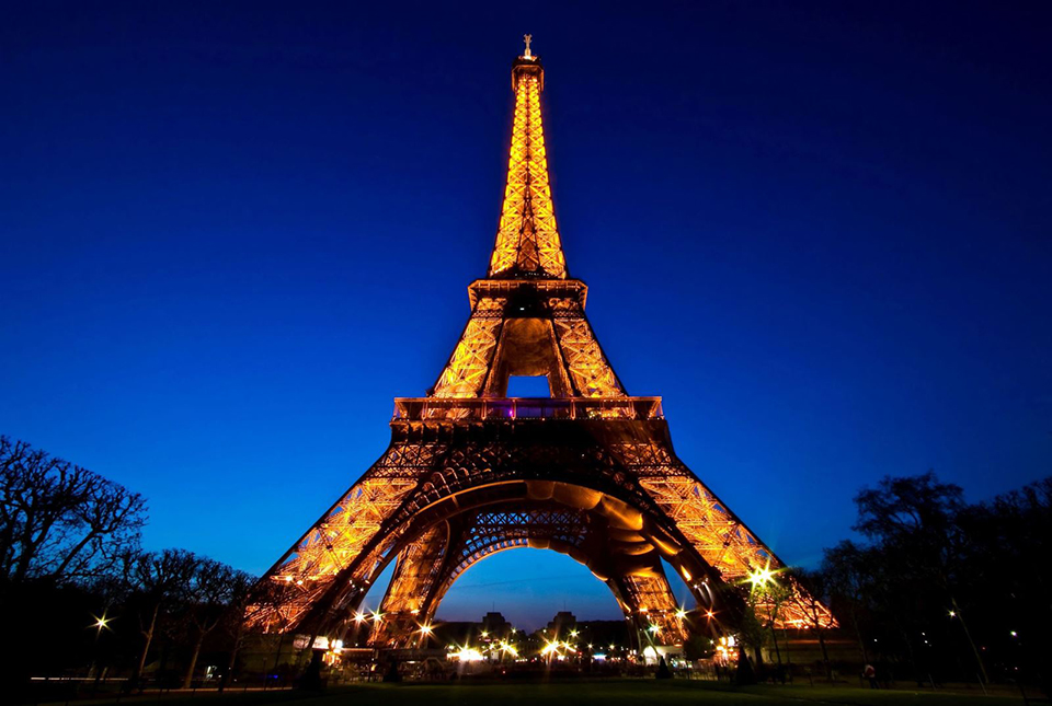 Tháp Eiffel dự kiến sẽ là nơi diễn ra các trận đấu bóng chuyền bãi biển. 