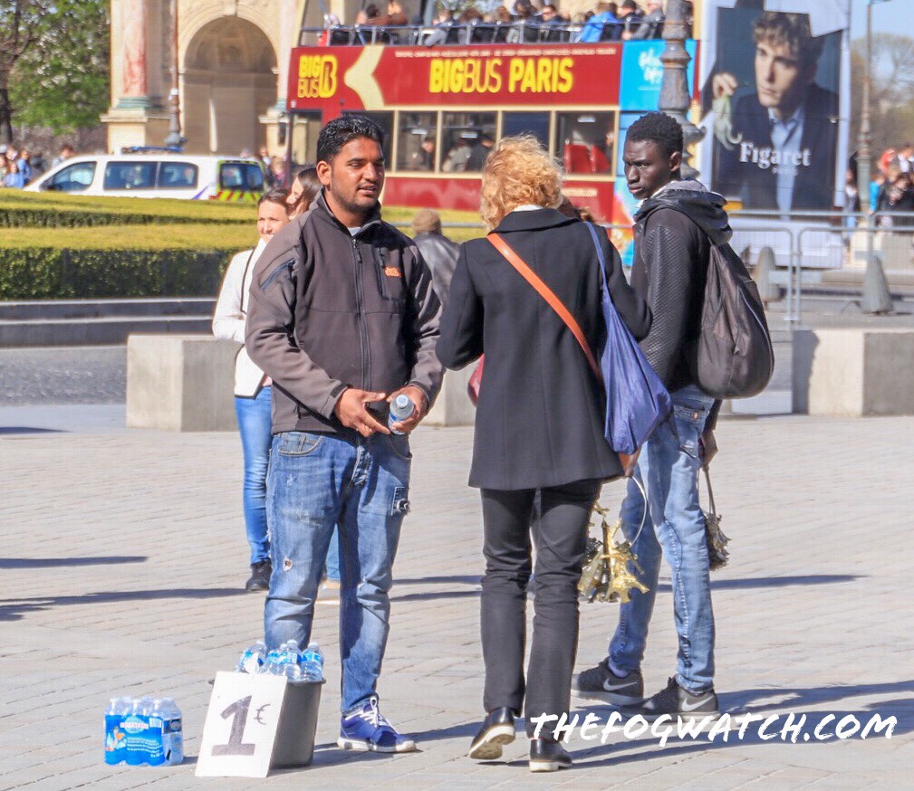 Nhiều điểm du lịch ở Paris tràn ngập người bán hàng rong, gây ra những hình ảnh không đẹp đối với các du khách