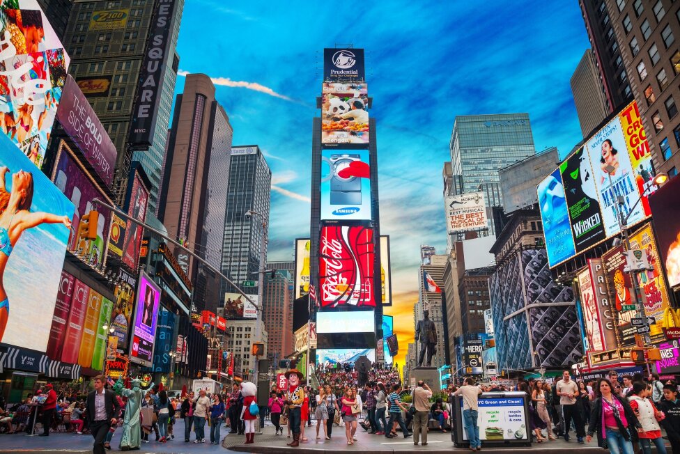 Quảng trường Thời đại (Times Square) là một giao lộ nổi tiếng nằm ở trung tâm Manhattan