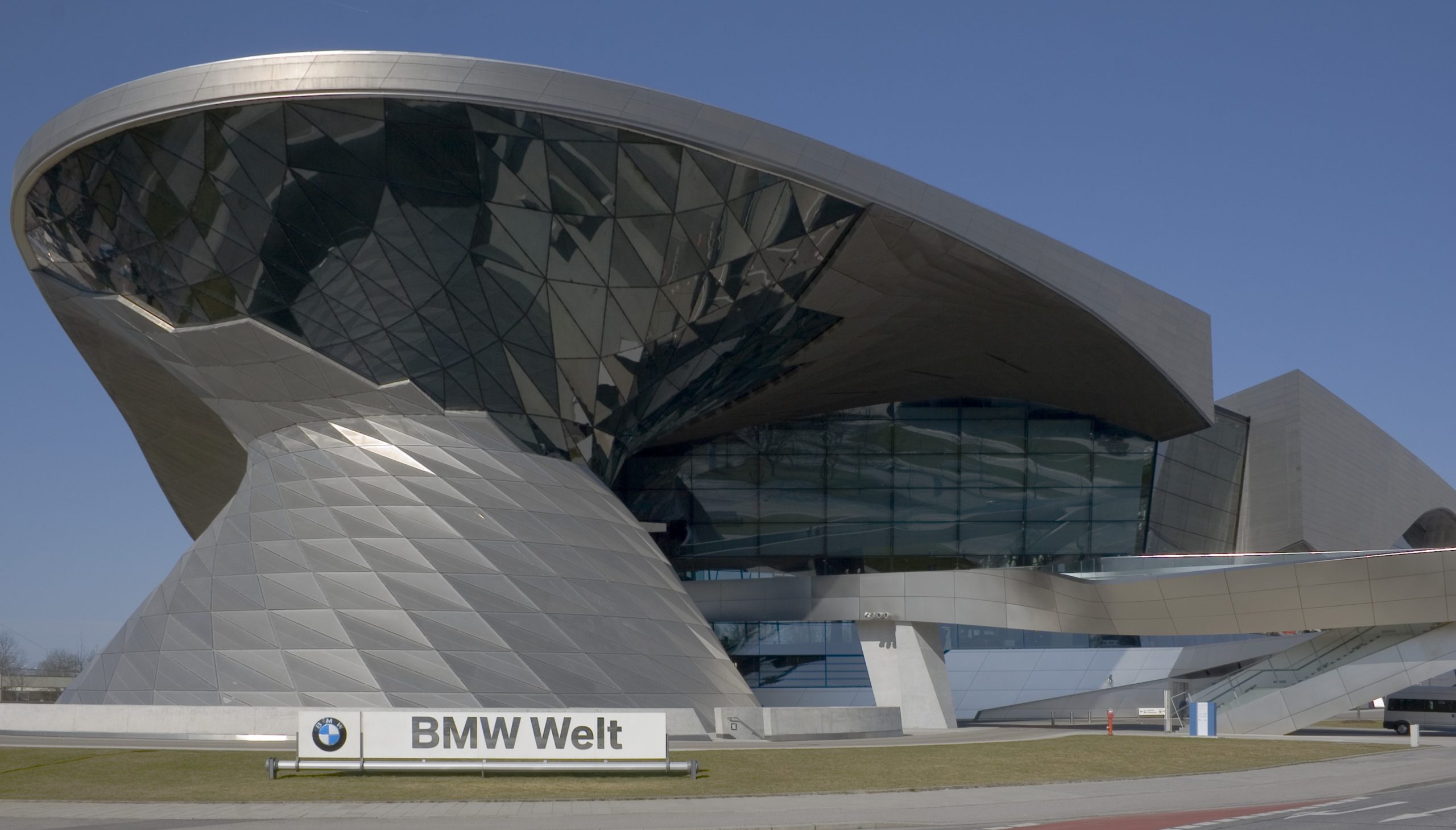 BMW Welt tọa lạc bên cạnh bảo tàng BMW