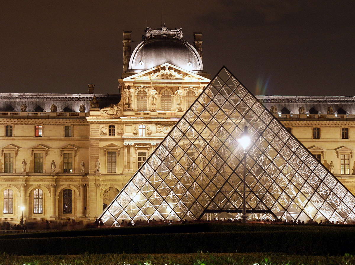 Bảo Tàng Louvre về đêm