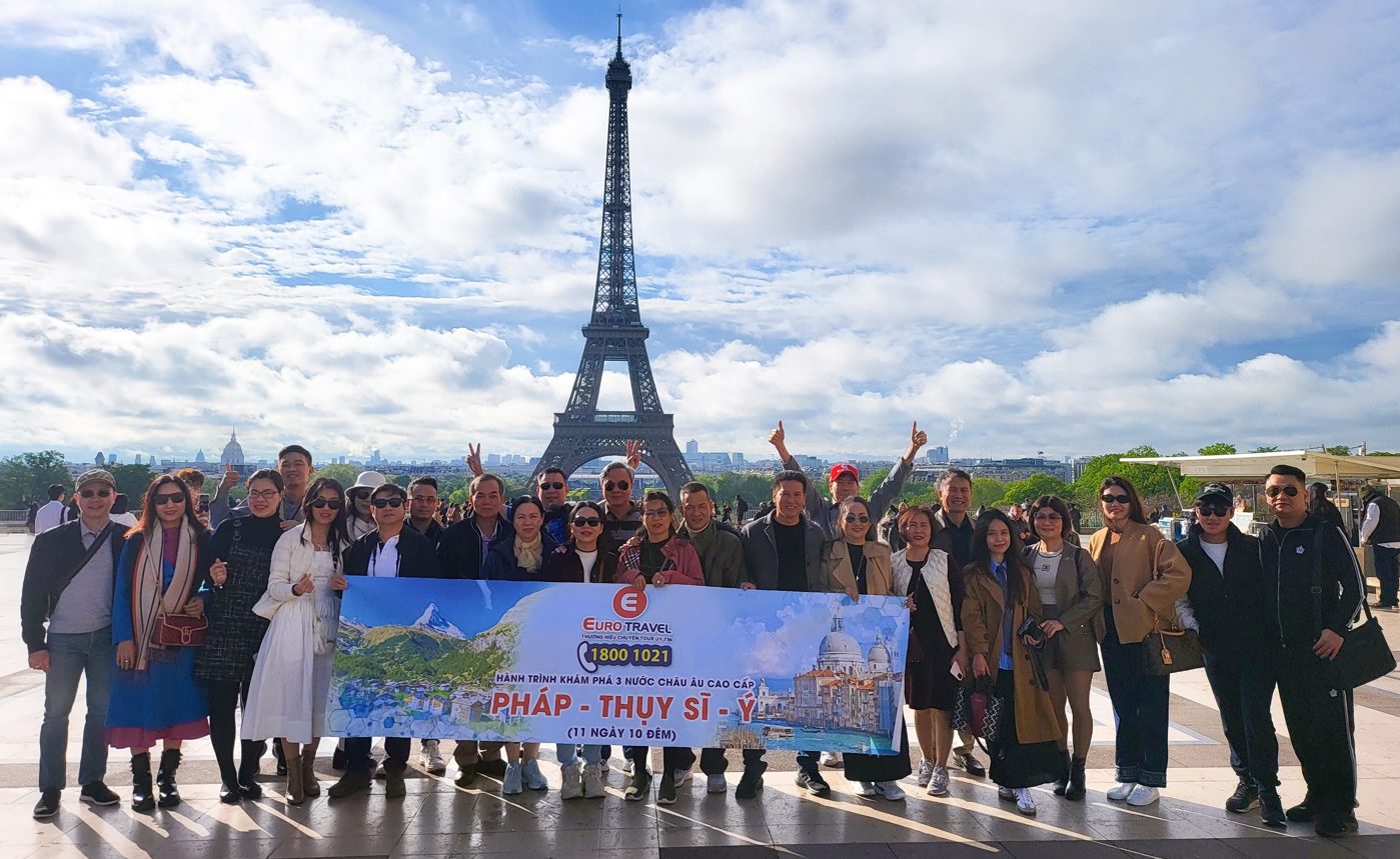 Du khách nhà EuroTravel check-in biểu tượng du lịch nổi tiếng ở thủ đô Paris