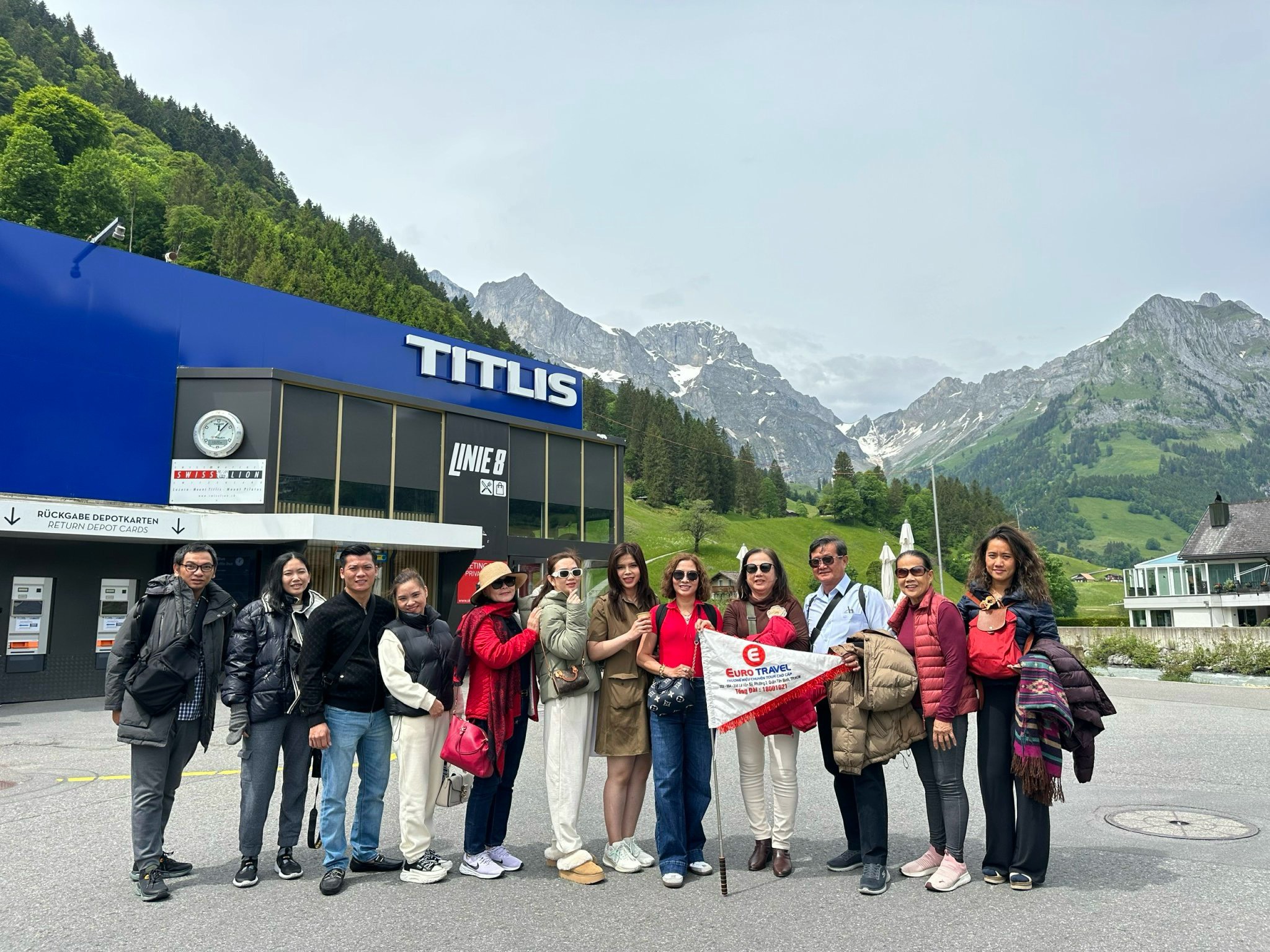 Hình ảnh du khách của EuroTravel khám phá núi tuyết Titlis