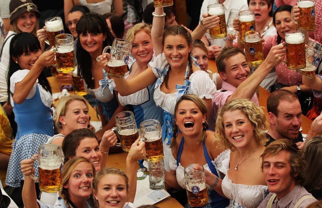 Không khí tại lễ hội bia oktoberfest